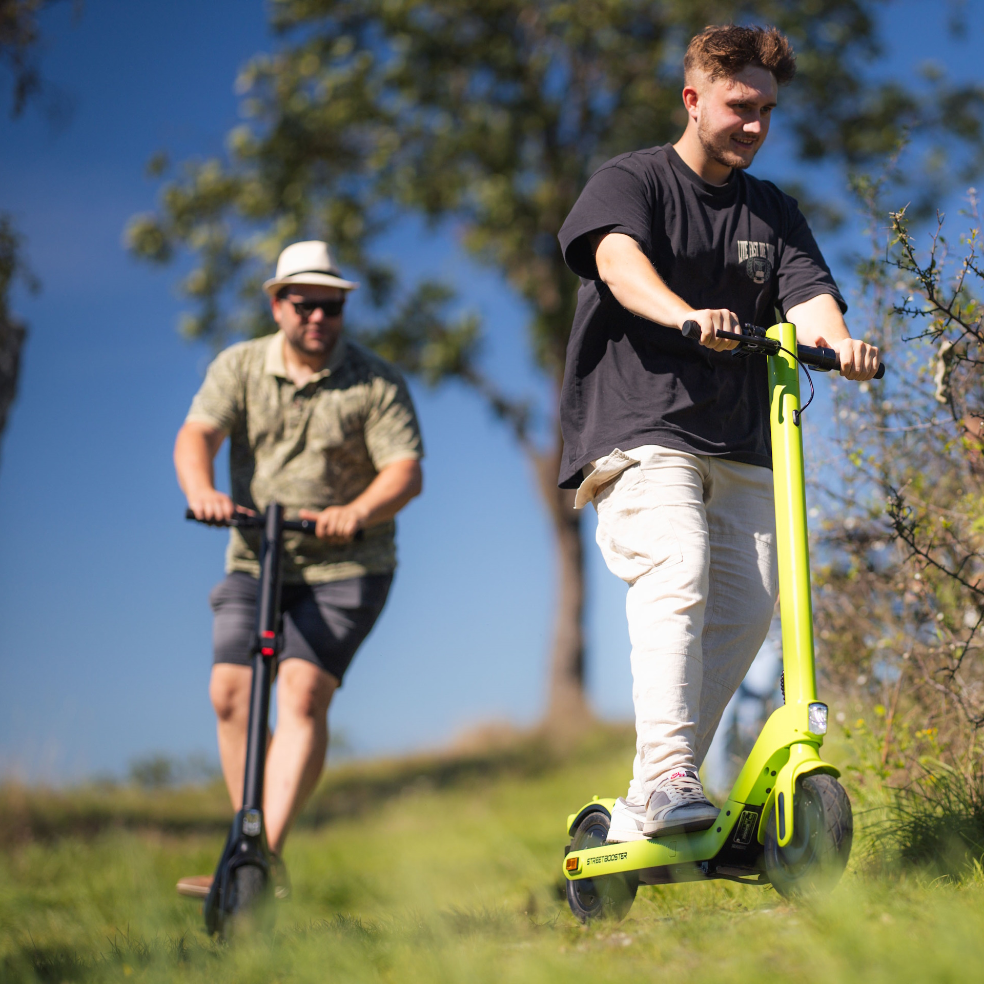E-Scooter STREETBOOSTER Two mattschwarz, Roller, Fahrzeug, Gras, E-Scooter, Person