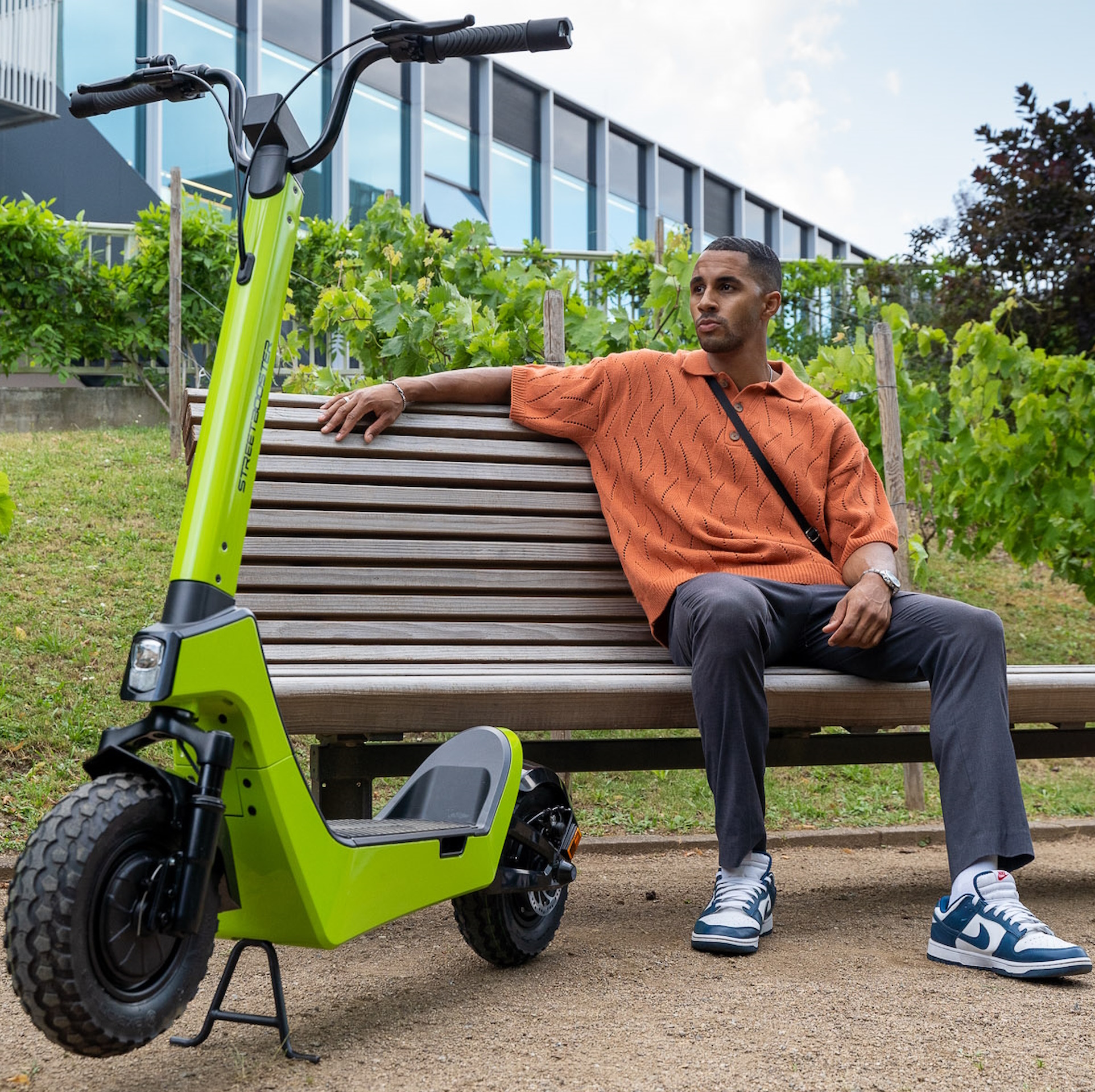 E-Scooter STREETBOOSTER Pollux, Person, Sitzen, Roller, E-Scooter, Mann