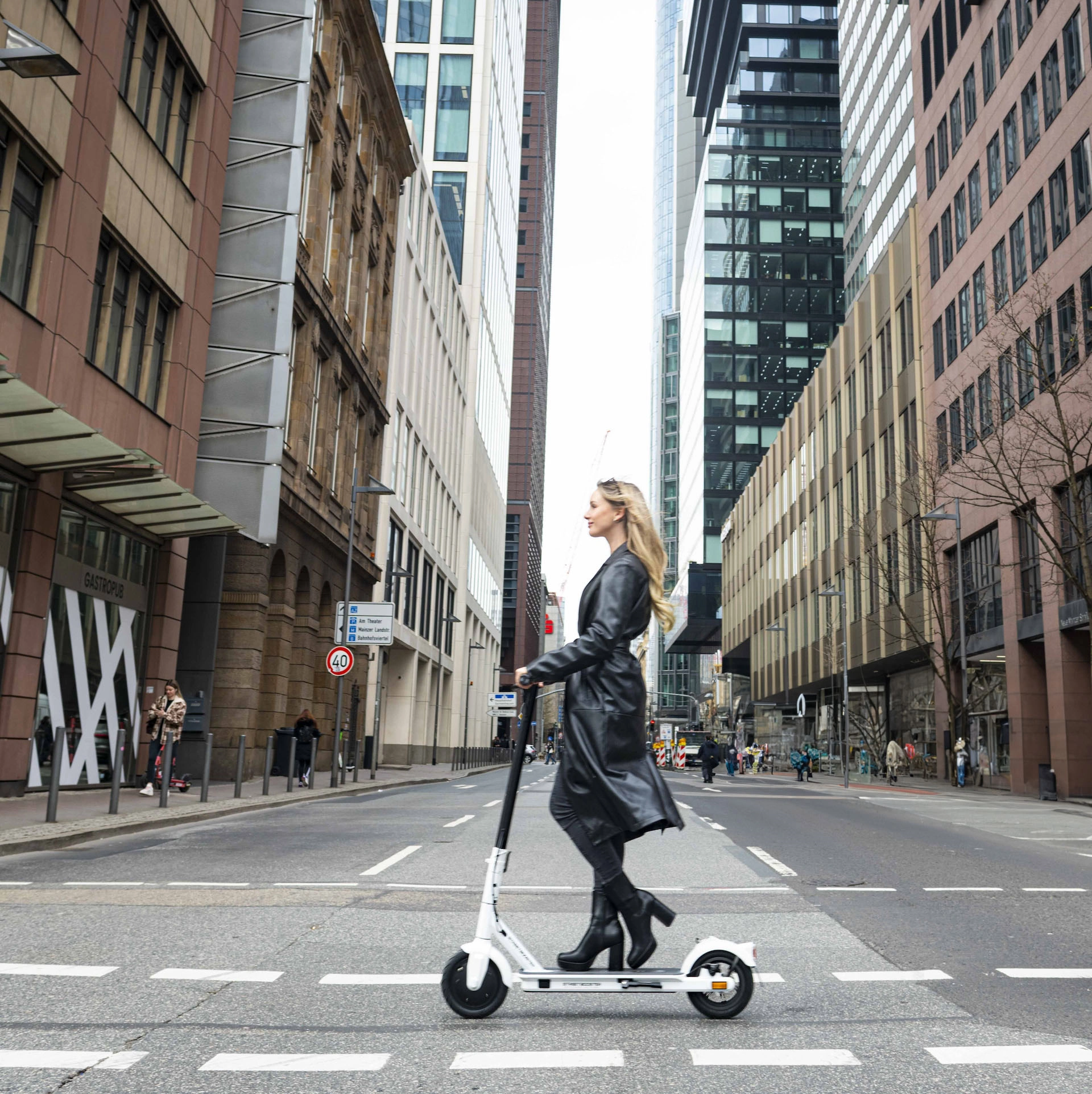 E-Scooter STREETBOOSTER One schwarzweiß
