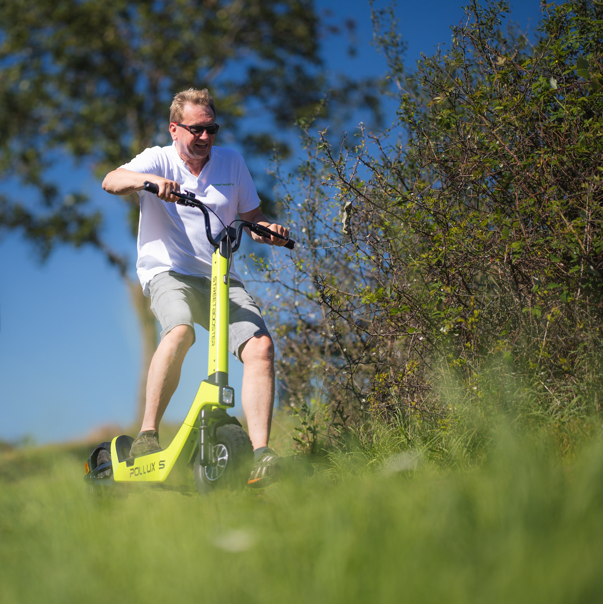 E-Scooter STREETBOOSTER Pollux, Gras, Rasen, E-Scooter, Mann, Person