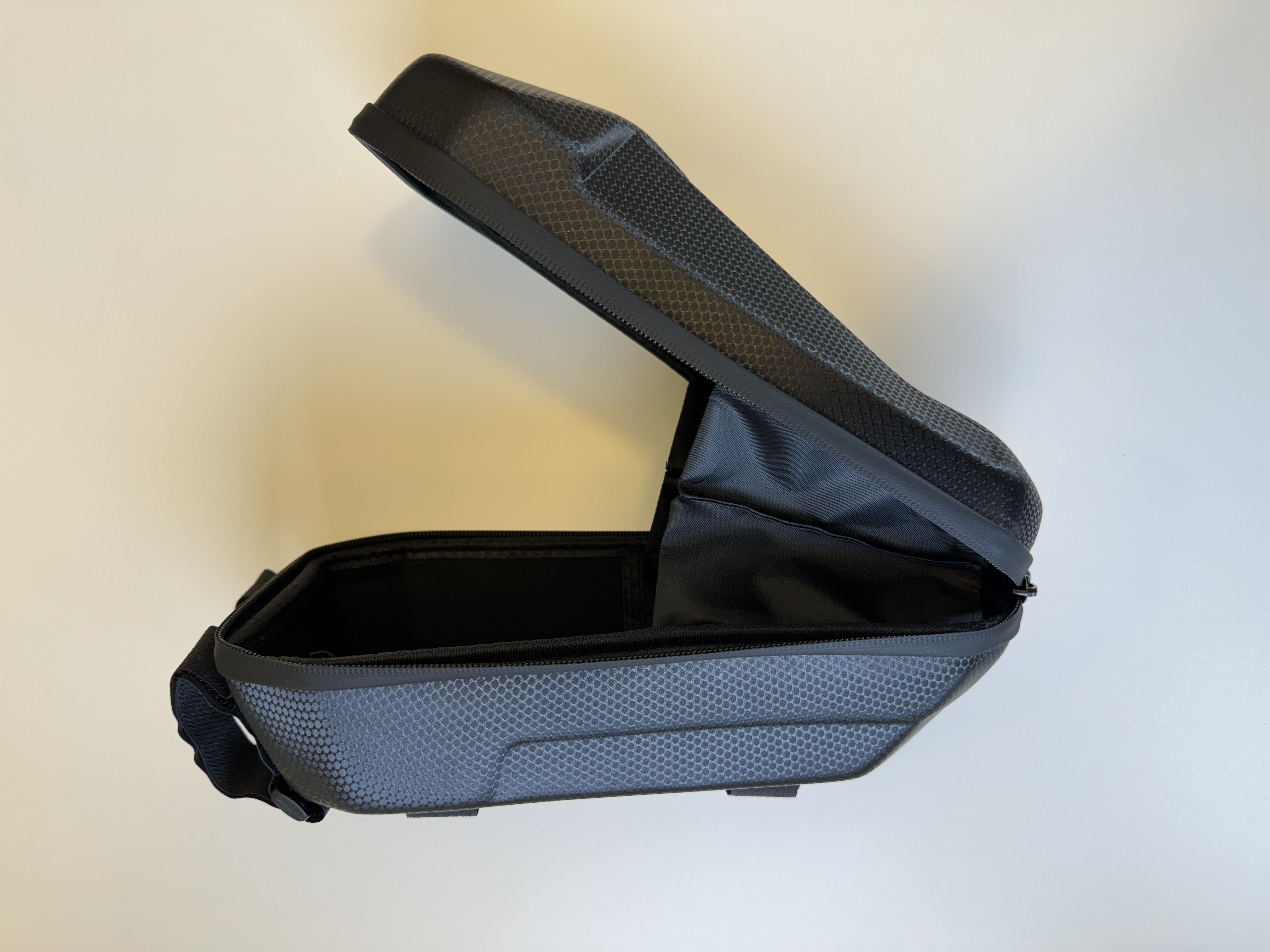 Hüfttasche, Gürteltasche, Taillentasche, Hüftgürteltasche, Kompakte Bauchtasche, hip belt, gürtel, grau-schwarz, mesh-gewebe, Reißverschlussfach