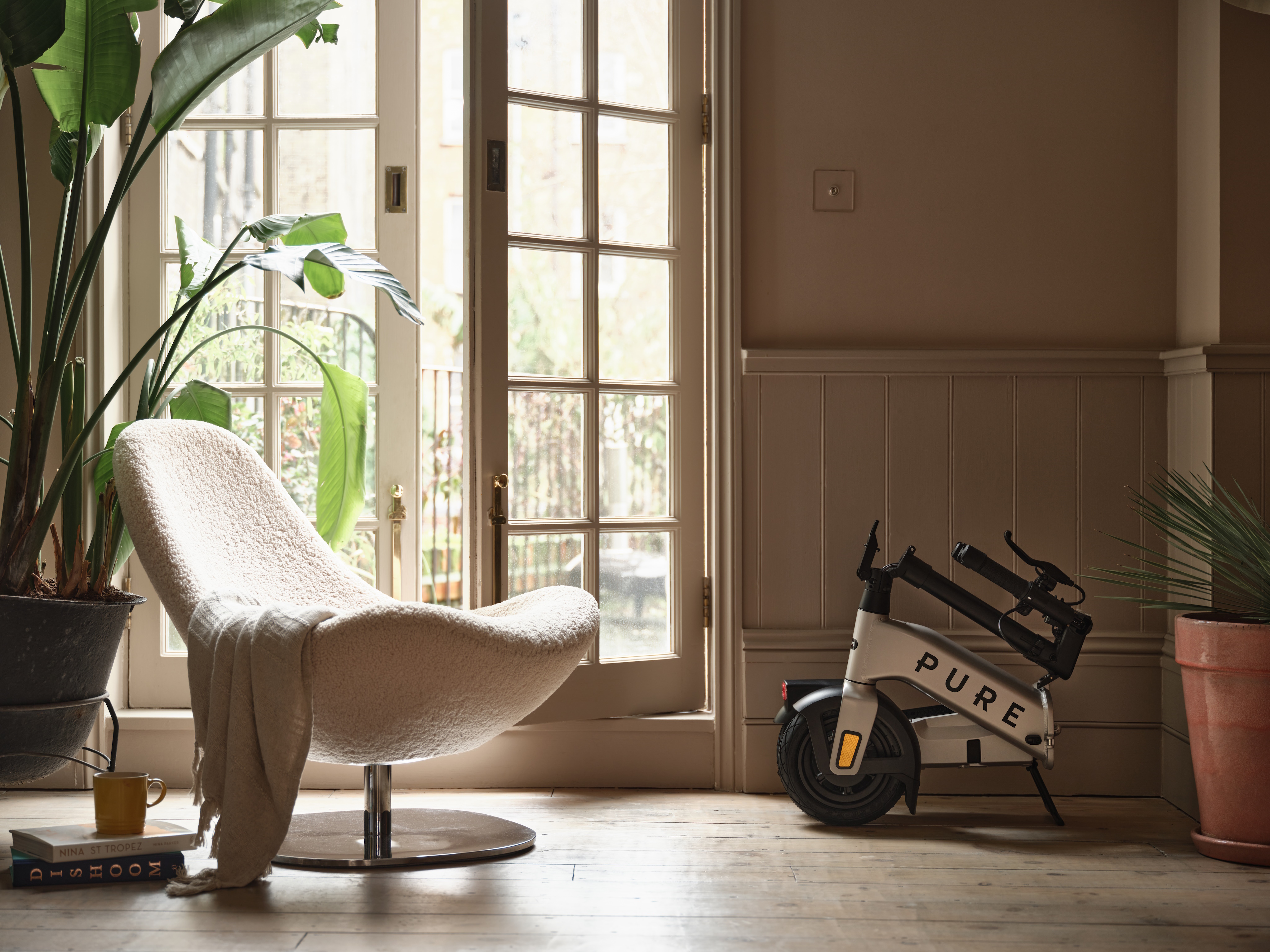 PURE Flex Platino, Stuhl, Mobiliar, Pflanze, E-Scooter, Tasse